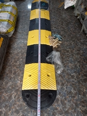 Gờ giảm tốc cao su 500x300x40mm (DxRxC) - Model ADTL