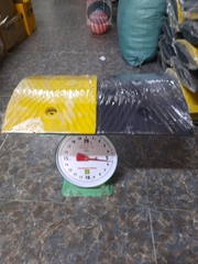 Gờ giảm tốc cao su 500x300x40mm (DxRxC) - Model ADTL