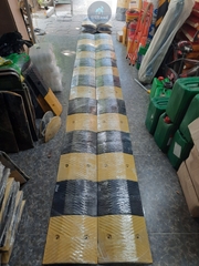 Gờ giảm tốc cao su 500x300x40mm (DxRxC) - Model ADTL