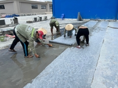 Màng chống thấm PPE 3 lớp KDTL dày ~0.4mm, khổ rộng 1.2m, tỷ trọng ~230g. Màng chống thấm cao cấp, có cấu tạo 3 lớp. Màng chống thấm Polypropylene Elastomer