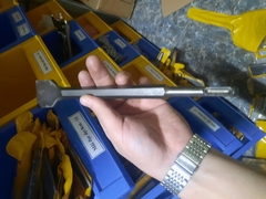 Mũi đục dẹt ~ 8cm, dài 28cm, chuôi 14ly. Lắp máy vừa khoan vừa đục phổ thông