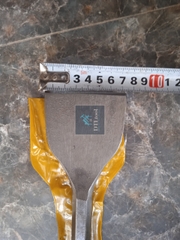 Mũi đục dẹt ~ 8cm, dài 28cm, chuôi 14ly. Lắp máy vừa khoan vừa đục phổ thông
