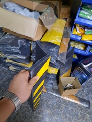 Thanh ốp góc kích thước 1000x100x10mm Vuông. Dán Decal mịn phản quang cao cấp. Bảo vệ góc tường, góc cột. Bao phụ kiện lắp đặt