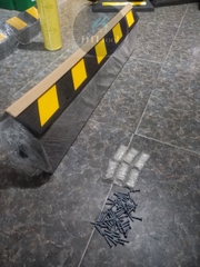 Thanh ốp góc kích thước 1000x100x10mm Vuông. Dán Decal mịn phản quang cao cấp. Bảo vệ góc tường, góc cột. Bao phụ kiện lắp đặt