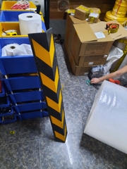 Thanh ốp góc kích thước 1000x100x10mm Vuông. Dán Decal mịn phản quang cao cấp. Bảo vệ góc tường, góc cột. Bao phụ kiện lắp đặt