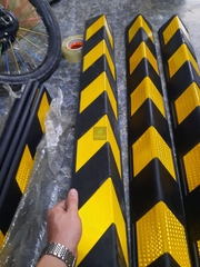 Thanh ốp góc Kích thước 1000x100x10mm Vuông. Dán Decal 3M tổ ong phản quang cao cấp. Bảo vệ góc tường, góc cột. Bao phụ kiện lắp đặt