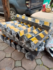 Thanh ốp góc Kích thước 1000x100x10mm Vuông. Dán Decal 3M tổ ong phản quang cao cấp. Bảo vệ góc tường, góc cột. Bao phụ kiện lắp đặt