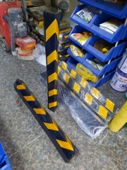 Thanh ốp góc kích thước 980x95x9mm Vuông. Dán Decal tổ ong phản quang. Bảo vệ góc tường, góc cột. Bao phụ kiện lắp đặt