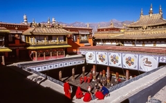 TOUR DU LỊCH CUNG ĐIỆN POTALA – ĐẠI CHIÊU TỰ – HỒ YAMDROK –  SÔNG BĂNG VĨNH CỬU – ĐẠI TU VIỆN TASHILHUNPO – TU VIỆN SERA – TU VIỆN GANDEN 6 NGÀY 5 ĐÊM
