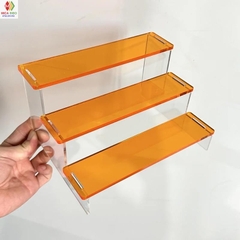 Kệ mica xuyên sáng trưng bày sản phẩm, nhiều màu sắc
