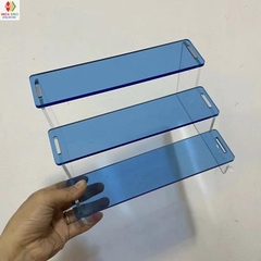 Kệ mica xuyên sáng trưng bày sản phẩm, nhiều màu sắc