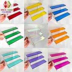 Kệ mica xuyên sáng trưng bày sản phẩm, nhiều màu sắc