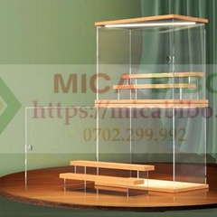 Hộp mica kèm kệ gỗ trưng bày sản phẩm, nhiều tầng