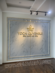 BACKDROP VĂN PHÒNG GẮN LOGO INOX TUYỆT ĐẸP, SANG