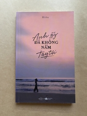 Anh ấy đã không nắm tay tôi