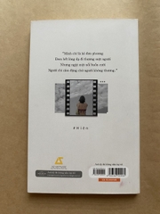 Anh ấy đã không nắm tay tôi