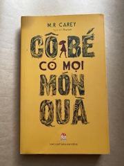 Cô bé có mọi món quà