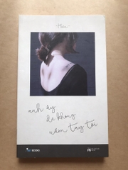 Anh ấy đã không nắm tay tôi