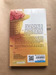 Con chó nhỏ mang giỏ hoa hồng