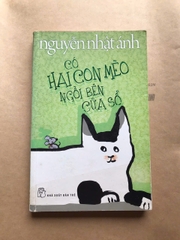 Có hai con mèo ngồi bên cửa sổ