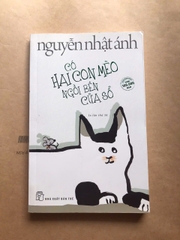 Có hai con mèo ngồi bên cửa sổ