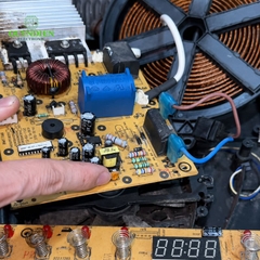 Tụ Bếp Từ 8uF 275VAC/400VDC Màu Đen Loại Đứng