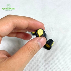 Núm Nhựa Volumn Màu Vàng - Thân Đen