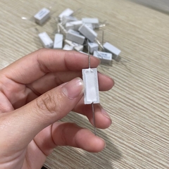Điện trở sứ 5W chân cắm ±5% dáng Nằm - 39R - 10 Con