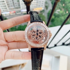 Davena Hoa Tuyết Xoay |Nữ Giới |Đính Đá Rose Gold |Dây Da Đen |Máy Pin (Máy Quartz) |Size 39mm