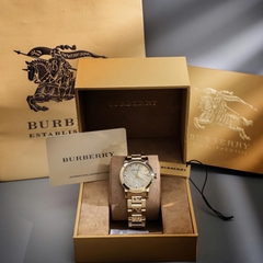 Burberry The City |Cặp Đôi |Mặt Tròn |Dây Kim Loại Vàng Gold |Size 38x34mm