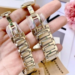 Burberry The Classic |Cặp Đôi |Mặt Tròn |Dây Kim Loại Vàng Gold |Size 40x32mm