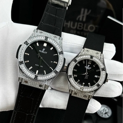 Hublot Đính Full Đá |Cặp Đôi |Mặt Tròn |Mặt Đen |Dây Da Bọc Cao Su Đen |Size 34x42mm
