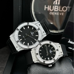 Hublot Đính Full Đá |Cặp Đôi |Mặt Tròn |Mặt Đen |Dây Da Bọc Cao Su Đen |Size 34x42mm
