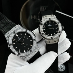 Hublot Đính Full Đá |Cặp Đôi |Mặt Tròn |Mặt Đen |Dây Da Bọc Cao Su Đen |Size 34x42mm