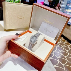 Chopard Geneve |Nữ Giới |Mặt Oval |Full Đá |Dây Kim Loại Silver |Máy Pin (Quartz) |Size 20x35mm