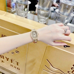 Chopard Geneve |Nữ Giới |Mặt Oval |Full Đá |Dây Vàng Gold |Máy Pin (Quartz) |Size 20x35mm