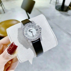 Chopard L'Heure Du Diamant |Nữ Giới |Mặt Tròn |Đính Đá |Dây Da Đen |Máy Pin (Quartz) |Size 32mm