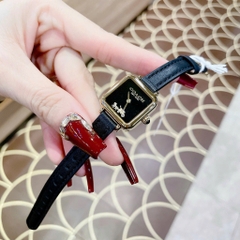 Coach Cass Xe Ngựa |Nữ Giới |Mặt Vuông |Dây Da Đen |Máy Pin (Quartz) |Size 22mm