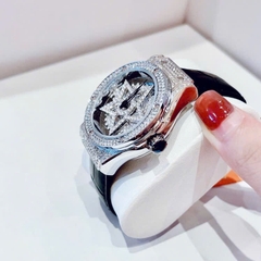 Davena Ngôi Sao Xoay |Nữ Giới |Full Đá Silver |Dây Da Đen |Máy Pin (Quartz) |Size 38mm