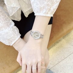 Davena Trắng Silver |Nữ Giới |Mặt Tròn |Số La Mã |Full Đá |Máy Pin (Quartz) |Size Nhỏ 30mm