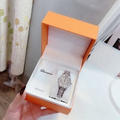 Davena Trắng Silver |Nữ Giới |Mặt Tròn |Số La Mã |Full Đá |Máy Pin (Quartz) |Size Nhỏ 30mm