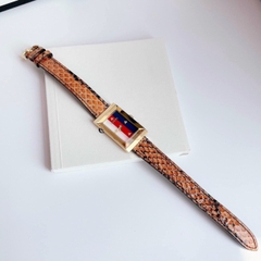 Gucci G-Frame |Nữ |Mặt Chữ Nhật |Vàng Gold |Dây Da Nâu |Máy Pin (Quartz) |Size 21x34mm