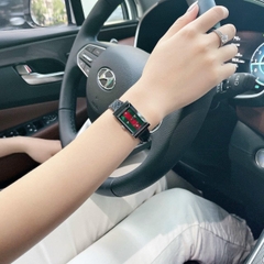 Gucci G-Frame |Nữ |Mặt Chữ Nhật Xanh Đỏ |Dây Da Đen |Máy Pin (Quartz) |Size 21x34mm