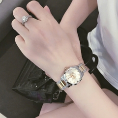 Gucci G-Timeless Mystic Cat Motif |Nữ |Mặt Trắng |Dây Kim Loại Demi Vàng |Máy Pin (Quartz) |Size 28mm