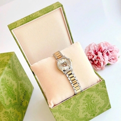 Gucci G-Timeless Mystic Cat Motif |Nữ |Mặt Trắng |Dây Kim Loại Demi Vàng |Máy Pin (Quartz) |Size 28mm