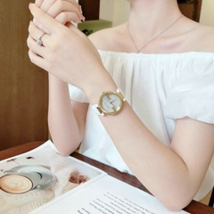 Gucci Interlocking |Nữ Giới |Vàng Gold |Dây Da Trắng |Máy Pin (Quartz) |Size 36mm