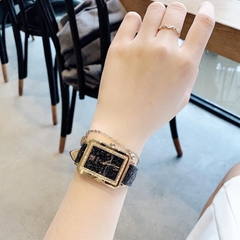 Guess Chipu |Nữ Giới |Mặt Chữ Nhật |Vàng Gold |Dây Da Đen |Máy Pin (Quartz) |Size 28x36mm