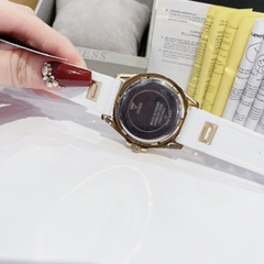 Guess Cut-Thru |Nữ Giới |Đính Đá Vàng Gold |Dây Sillicone Trắng |Máy Pin (Quartz) |Size 38mm