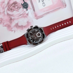 Guess Headline |Nam Giới |Mặt Vuông |Silver |Dây Sillicone Đỏ |Máy Pin (Quartz) |Size 42mm