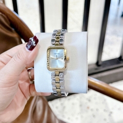 Guess Isla |Nữ Giới |Mặt Vuông Trắng |Dây Kim Loại Demi Vàng |Máy Pin (Quartz) |Size 22mm
